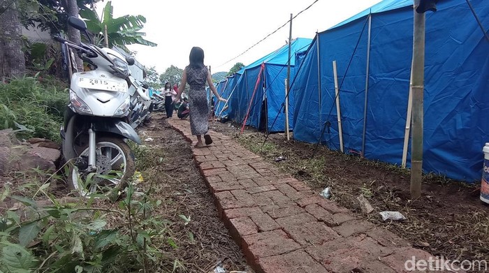 Pengungsian di Kampung Gintung, Cianjur.
