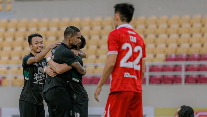 Persebaya menang banyak dalam laga persahabatan melawan Persis Solo. Laga berakhir dengan skor 1-5 untuk Tim Bajul Ijo.
