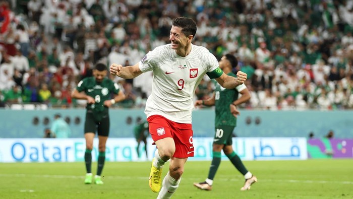 AL RAYYAN, QATAR - NOVEMBER 26: Robert Lewandowski of Poland celebrates after scoring their teams second goal during the FIFA World Cup Qatar 2022 Group C match between Poland and Saudi Arabia at Education City Stadium on November 26, 2022 in Al Rayyan, Qatar. (Photo by Lars Baron/Getty Images)
