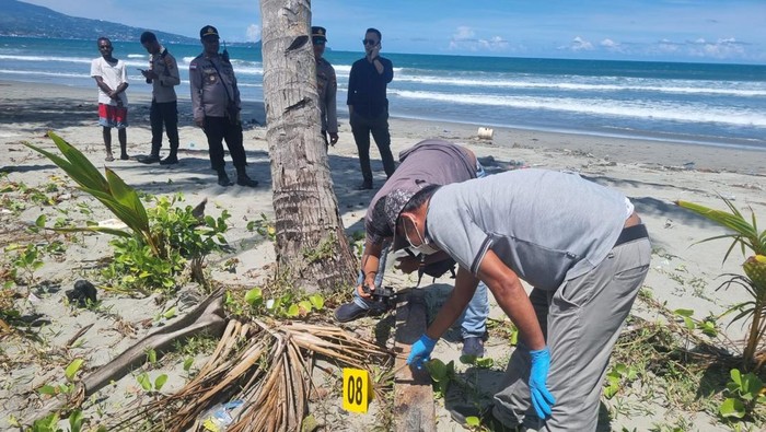 Polisi melakukan olah TKP atas temuan mayat di Jayapura, Papua.