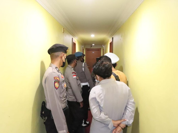 Polisi melakukan operasi pekat di sejumlah hotel di Karimun