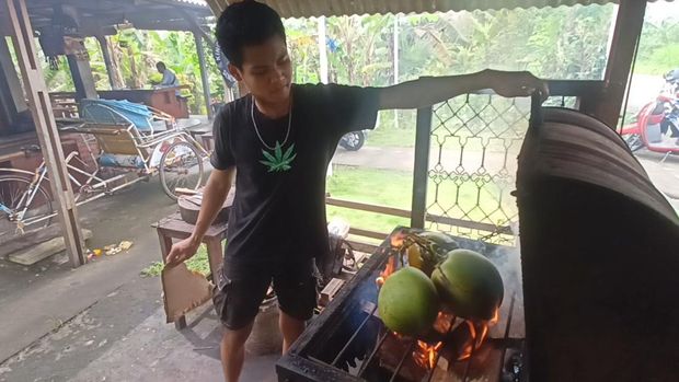 Proses pembuatan kelapa muda bakar rempah ala Ableh Coffee. (Shairul Amri Simabur/detikBali)