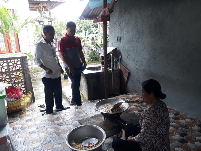 Proses pengeringan biji jambu mete sebelum dikemas di Desa Klumpu, Nusa Penida, Klungkung. Foto: IST