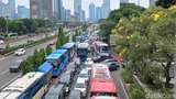 Deretan Bus Jemput Relawan Jokowi Bikin Macet, Warga Diimbau Hindari GBK