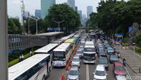 Kendaraan tersebut didominasi oleh bus rombongan Nusantara Bersatu. Sejumlah bus nampak diam menunggu penumpang masuk di sisi jalan. (Anggi M/detikcom)