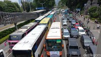 Pantauan detikcom di lokasi, Sabtu (26/11/2022) pukul 12.30 WIB, terlihat kemacetan parah terjadi di Jalan Jenderal Sudirman mengarah ke Bundaran Patung Pemuda Membangun. Selain itu, dari arah sebaliknya pun terjadi kemacetan panjang. (Anggi M/detikcom)