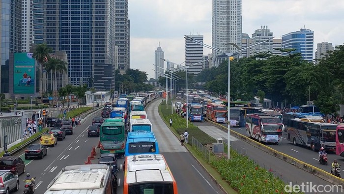 Relawan Jokowi yang terhimpun dalam Gerakan Nusantara Bersatu menggelar acara di Stadion GBK memicu kemacetan di sejumlah ruas jalan sekitar GBK mengalami kemacetan. (Anggi M/detikcom)