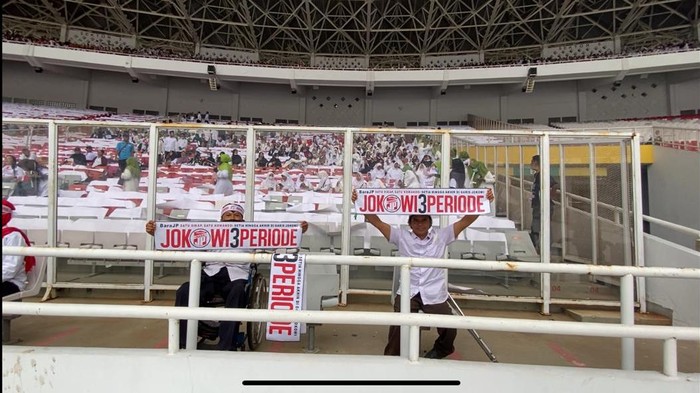 Presiden Joko Widodo (Jokowi) hadir dalam acara relawan Gerakan Nusantara Bersatu yang digelar di Stadion Utama Gelora Bung Karno (GBK). Dalam momen itu, Presiden Jokowi diteriaki untuk memperpanjang masa jabatan menjadi tiga periode.