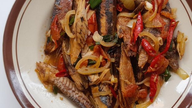 Recipe for Sauteed Smoked Tuna with Chili and Onions