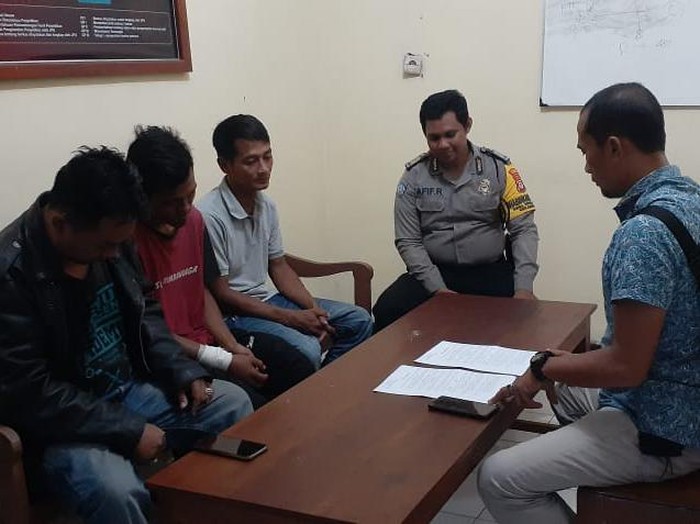 RK (kaus merah) saat memberikan klarifikasi ke polisi, Jumat (25/11/2022).