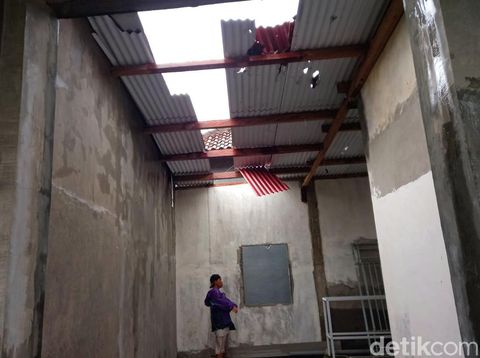 Rumah rusak imbas puting beliung di Banyuwangi