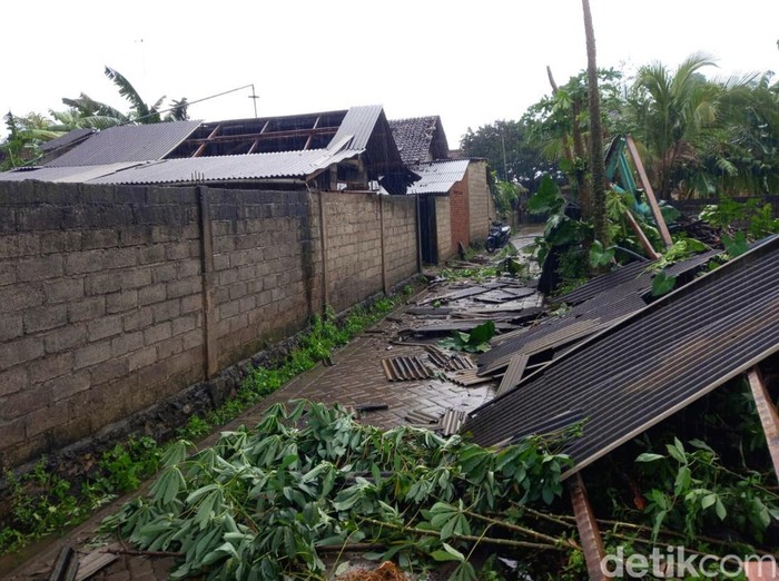 Rumah rusak imbas puting beliung di Banyuwangi
