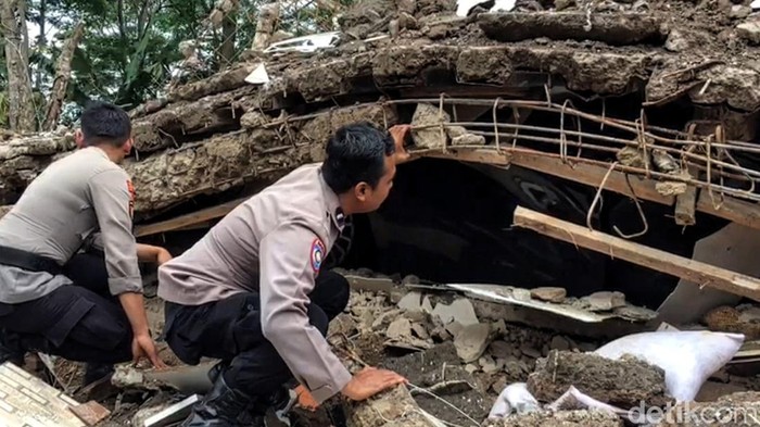 Rumah warga yang ambruk di Kampung Balandongan, Cianjur.