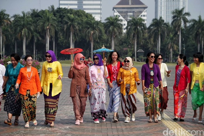 Sejarah kebaya dikenal sebagai baju tradisional asal Indonesia. Kebaya dikenal unik karena memiliki motif dan warna yang beraneka ragam.