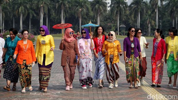 Sejarah kebaya dikenal sebagai baju tradisional asal Indonesia. Kebaya dikenal unik karena memiliki motif dan warna yang beraneka ragam.