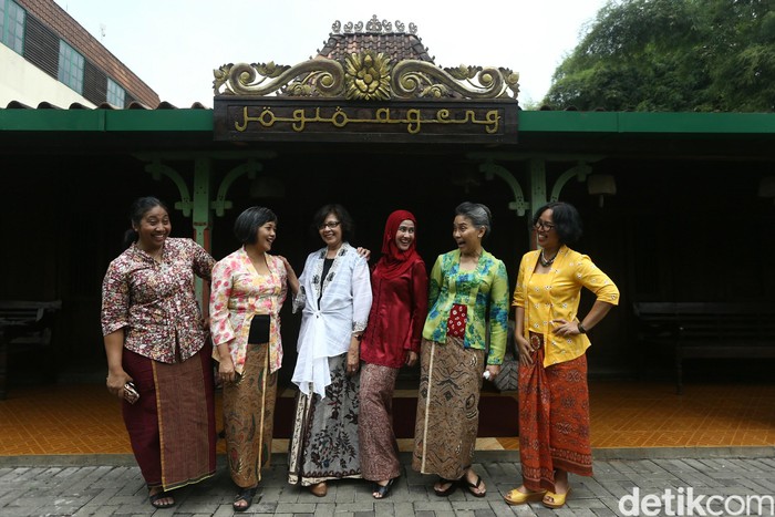 Sejarah kebaya dikenal sebagai baju tradisional asal Indonesia. Kebaya dikenal unik karena memiliki motif dan warna yang beraneka ragam.