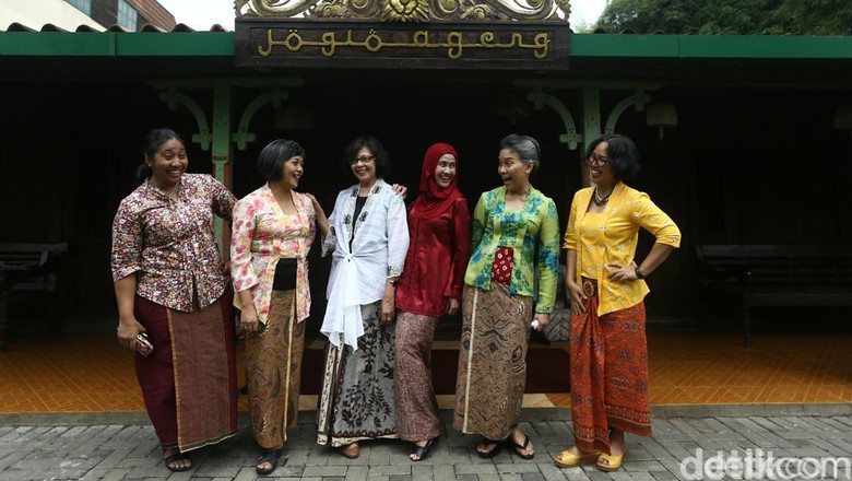 Sejarah kebaya dikenal sebagai baju tradisional asal Indonesia. Kebaya dikenal unik karena memiliki motif dan warna yang beraneka ragam.