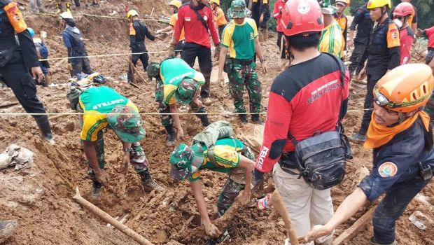 Sembilan orang dievakuasi dari mobil Al-Azhar yang tertimbun longsor di Jalan Raya Cianjur-Puncak atau wilayah Desa Cijedil, Kecamatan Cugenang, Cianjur. (dok Penkostrad)