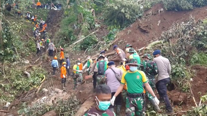 Sembilan orang dievakuasi dari mobil Al-Azhar yang tertimbun longsor di Jalan Raya Cianjur-Puncak atau wilayah Desa Cijedil, Kecamatan Cugenang, Cianjur. (dok Penkostrad)