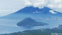 Bukit Lona mungkin sudah cukup dikenal oleh warga setempat di Desa Lada Ake, namun bisa jadi tempat ini masih jadi surga tersembunyi bagi masyarakat Maluku Utara, lebih-lebih buat masyarakat Indonesia. Dari atas Bukit Lona, kita bisa menikmati indahnya perpaduan Pulau Ternate-Maikara-Tidore dengan gunung-gunung apinya. Memori membayangkan kejayaan Ternate dan Tidore di abad ke-14 saat ramai disinggahi bangsa Eropa, Melayu, Arab, dan China membeli rempah-rempah terbaik di pulau api ini. Ternate dan Tidore yang hidup dengan penuh kemakmuran karena memiliki rempah-rempah yang berharga.
