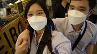 Keduanya tampak seperti pasangan muda-mudi Thailand. Jodd Fairs Night Market menjadi pilihan mereka untuk berburu jajanan kaki lima. Foto: YouTube Sisca Kohl
