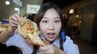 Mereka sangat tertarik ketika melihat ada penjual lobster panggang. Sisca membeli lobster yang berukuran besar. Foto: YouTube Sisca Kohl