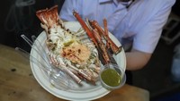Lobster jumbo itu disajikan dengan saus mayones di atasnya. Kemudian, ada saus cabe hijau untuk cocolannya. Foto: YouTube Sisca Kohl