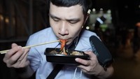 Tak hanya lobster, tapi pasangan YouTuber ini juga menikmati seafood lain berupa kepiting mentah yang dimarinasi. Begini komen Jess No Limit ketika menikmati lezatnya kepiting tersebut. Foto: YouTube Sisca Kohl