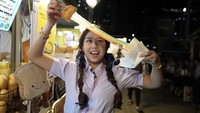 TikToker yang suka mengatakan mari kita coba ini juga tampak girang ketika membeli roti panggang. Roti itu berisikan keju mozarella berwarna pelangi yang mulut ketika ditarik. Foto: YouTube Sisca Kohl