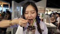 Selain es kelapa, Sisca juga membeli segelas es cokelat. Ia terlihat sangat menikmatinya, karena racikan es tersebut ditambahkan saus cokelat melimpah. Foto: YouTube Sisca Kohl