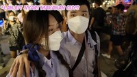 Sisca Kohl dan Jess No Limit dikabarkan telah menikah dan keduanya sedang bulan madu di Thailand. Mereka tampak bucin di beberapa kesempatan, seperti mengenakan seragam sekolah Thailand saat kulineran. Foto: YouTube Sisca Kohl