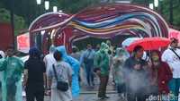 Ketika penonton datang, diperjalanan menuju panggung dari tempat pengecekan tiket pun juga ada banyak banner yang bernuansa Soundrenaline 2022. Foto: Rifkianto Nugroho/detikHOT