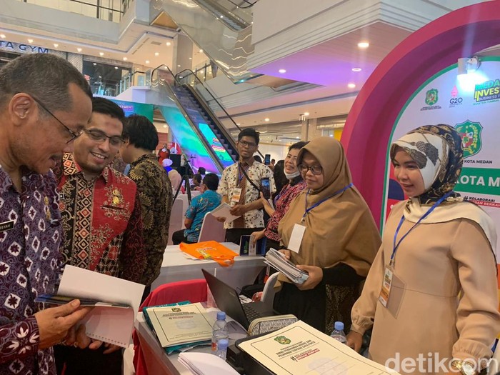 Staf Ahli Kota Bidang Ekonomi dan Pembangunan Setda  Kota Medan Mansyur Syah didampingi Kadis PMPTSP Ferri Ichsan saat kunjungi stan di Medan Investment Business Forum Expo di Medan