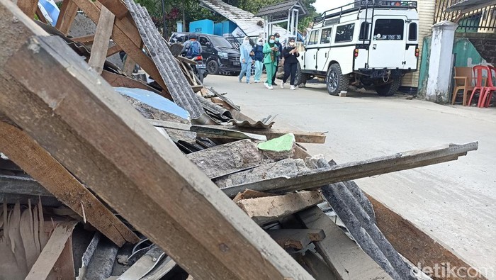 Suasana akibat gempa di Desa Cigasol, Cianjur.
