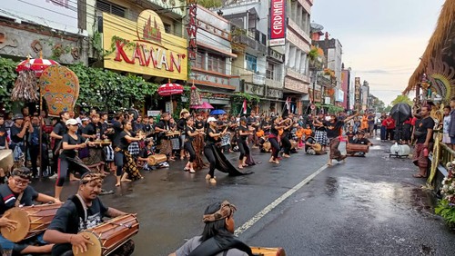 Suasana gladi bersih parade budaya HUT Kota Tabanan Ke-529 di Jalan Gajah Mada, Sabtu (26/11/2022). (Istimewa)
