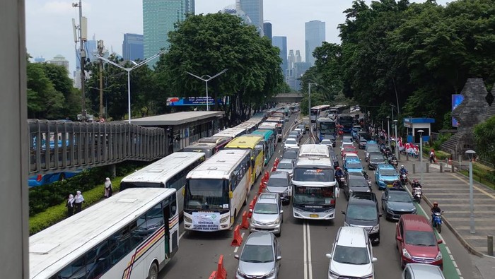 Suasana Macet di Jalan Sudirman, Jakarta