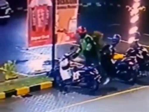 Tangkapan layar video dugaan pencurian sepeda motor di restoran burger di Kuta, Badung, oleh pria berbaju ojek online (Ojol) tersebar di media sosial. IST