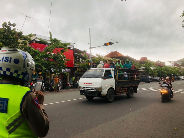 Petugas Satlantas Polres Jembrana saat melakukan pengambilan foto pelanggar lalulintas untuk perekaman data ETLE Mobile, Sabtu (26/11/2022).