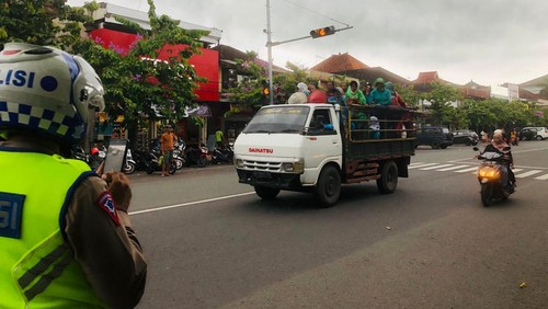 Petugas Satlantas Polres Jembrana saat melakukan pengambilan foto pelanggar lalulintas untuk perekaman data ETLE Mobile, Sabtu (26/11/2022).