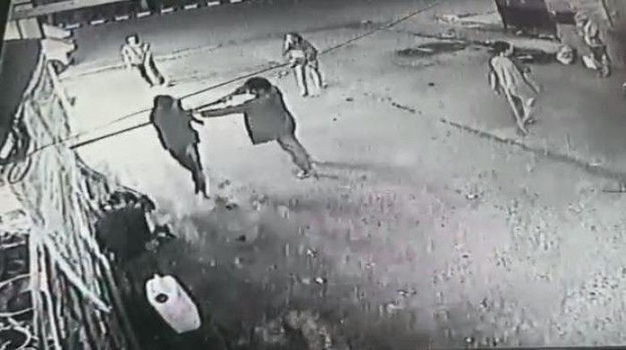 Video viral yang menunjukkan pedagang dibacok dan dipukul hingga hampr tewas