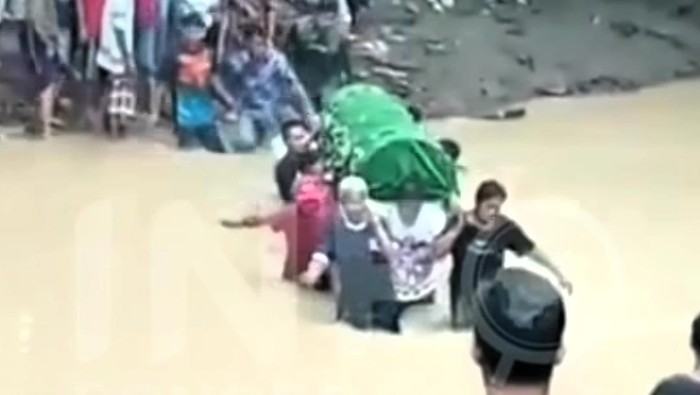 viral menyeberangkan jenazah lewat sungai di ponorogo