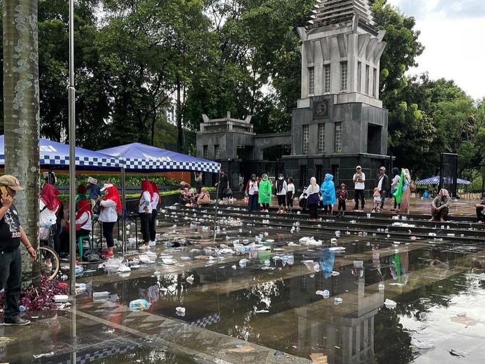 Pemandangan tak sedap sempat tertangkap kamera usai acara relawan Presiden Joko Widodo (Jokowi) yang diinisiasi Gerakan Nusantara Bersatu di Stadion Gelora Bung Karno (GBK), Senayan, Jakarta. Sampah sempat berserakan di sekitar trotoar Jalan Sudirman.