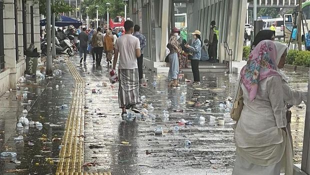 Pemandangan tak sedap sempat tertangkap kamera usai acara relawan Presiden Joko Widodo (Jokowi) yang diinisiasi Gerakan Nusantara Bersatu di Stadion Gelora Bung Karno (GBK), Senayan, Jakarta. Sampah sempat berserakan di sekitar trotoar Jalan Sudirman.