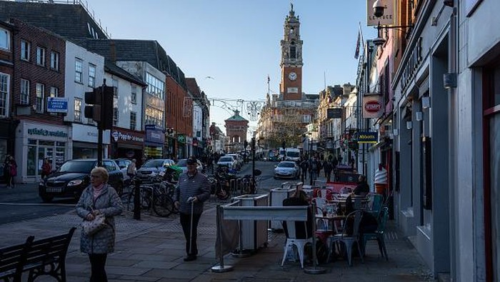 Wajah Kota Tua Peninggalan Romawi di Inggris COLCHESTER, ENGLAND - NOVEMBER 25: A woman passes near a Victorian water tower on November 25, 2022 in Colchester, United Kingdom. The former Roman settlement of Colchester was named one of eight towns to be made cities to mark the Queen's Platinum Jubilee. (Photo by Carl Court/Getty Images)