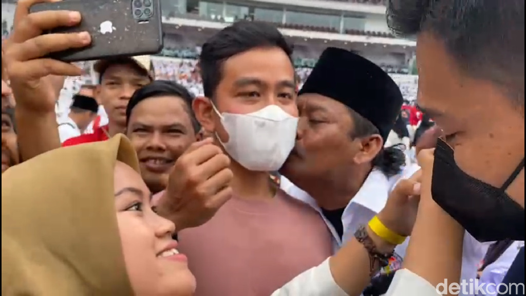 Walkot Solo Gibran Rakabuming menghadiri acara pertemuan Presiden Jokowi dengan relawan Nusantara Bersatu. Gibran sempat dicium relawan bapak-bapak. (Aulia Risyda/detikcom)