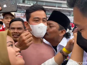 Sosoran Bapak-bapak Berkumis ke Pipi Gibran Berujung Teguran