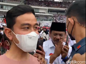 Traumanya Gibran Dicium Bapak-bapak Relawan Jokowi Saat Mampir di GBK