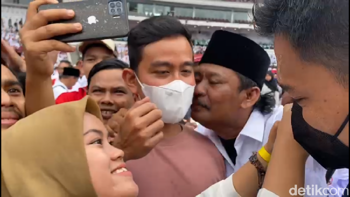 Walkot Solo Gibran Rakabuming menghadiri acara pertemuan Presiden Jokowi dengan relawan Nusantara Bersatu. Gibran sempat dicium relawan bapak-bapak. (Aulia Risyda/detikcom)