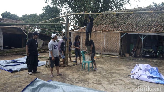 Warga Kampung Gasol Satu Cianjur bersama mahasiwa bangun masjid darurat.