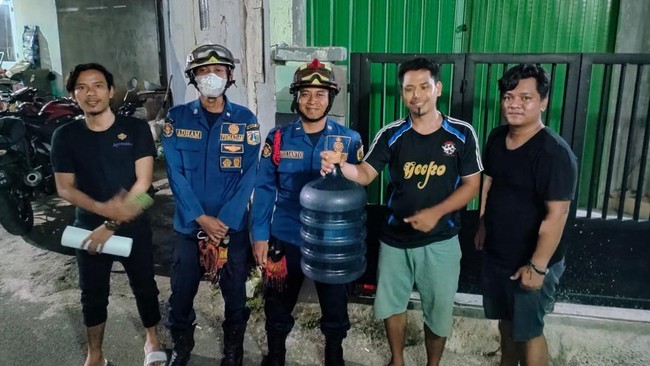 Warga Kecamatan Jagakarsa, Jaksel, dikagetkan dengan kemunculan ular kobra di rumahnya. Warga tersebut melihat ular kobra di dalam rumahnya sehabis mandi. (dok Damkar Jaksel)